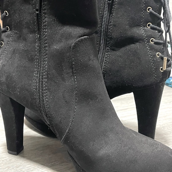 Laced booties with heel - Picture 2 of 5